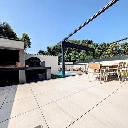 Plein Sud, Clim Et Piscine, 6 A 8 Personnes *