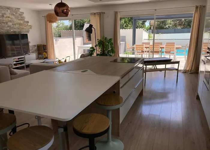 Plein Sud, Clim Et Piscine, 6 A 8 Personnes *