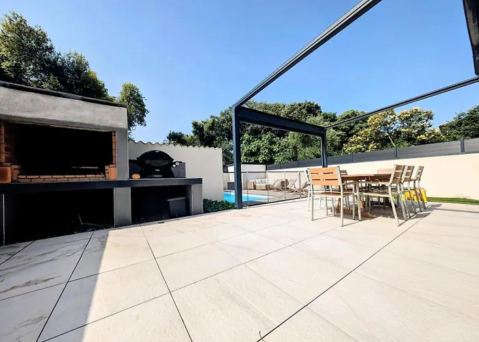 Plein Sud, Clim Et Piscine, 6 A 8 Personnes *